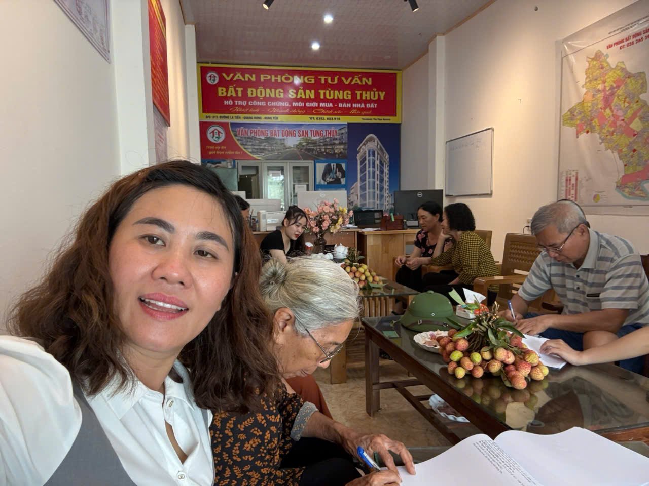 Tại văn phòng BĐS Tùng Thủy — tư vấn khách